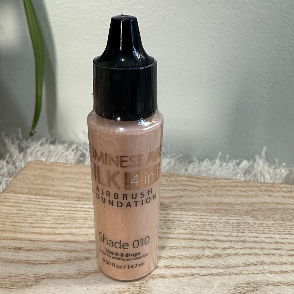 Luminess Air Silk 4-in-1 Shade 010
Airbrush Foundation .5 fl oz New Sealed